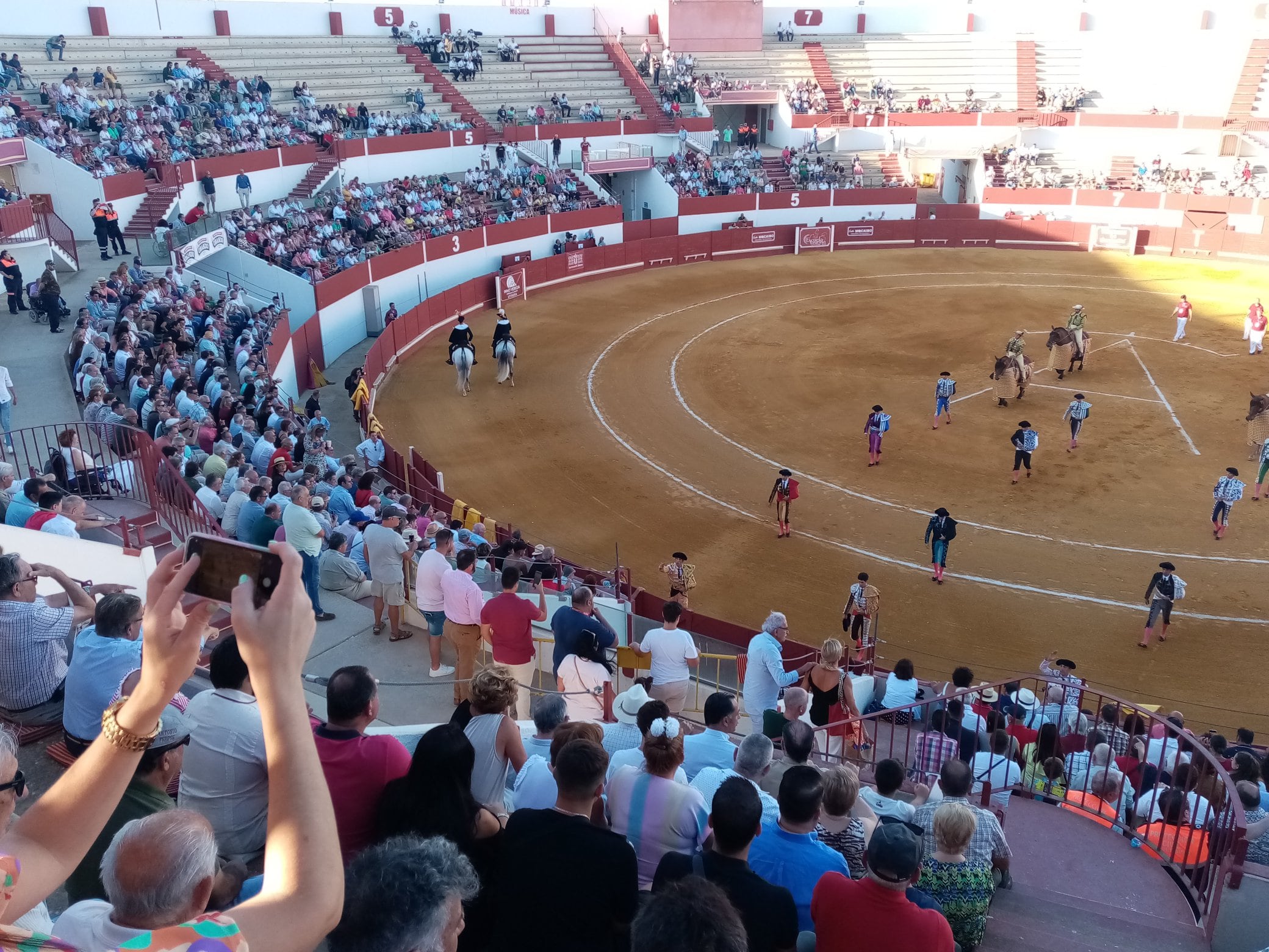 Paseíllo en la plaza de toros de Utrera con Octavio Chacón, Pepe Moral y López Simón