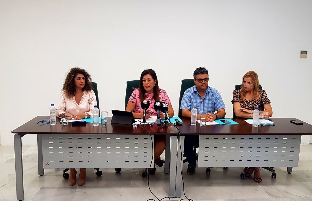 Los representantes de los cuatro partidos que forman el gobierno municipal. Elizabeth Merino (Somos Lanzarote), la alcaldesa Ástrid Pérez (PP), Armando Santana (NC) y Cristina Duque (PSOE) explicando la situación financiera del consistorio.