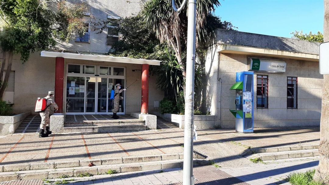 Una de las actuaciones a las puertas de un centro de salud