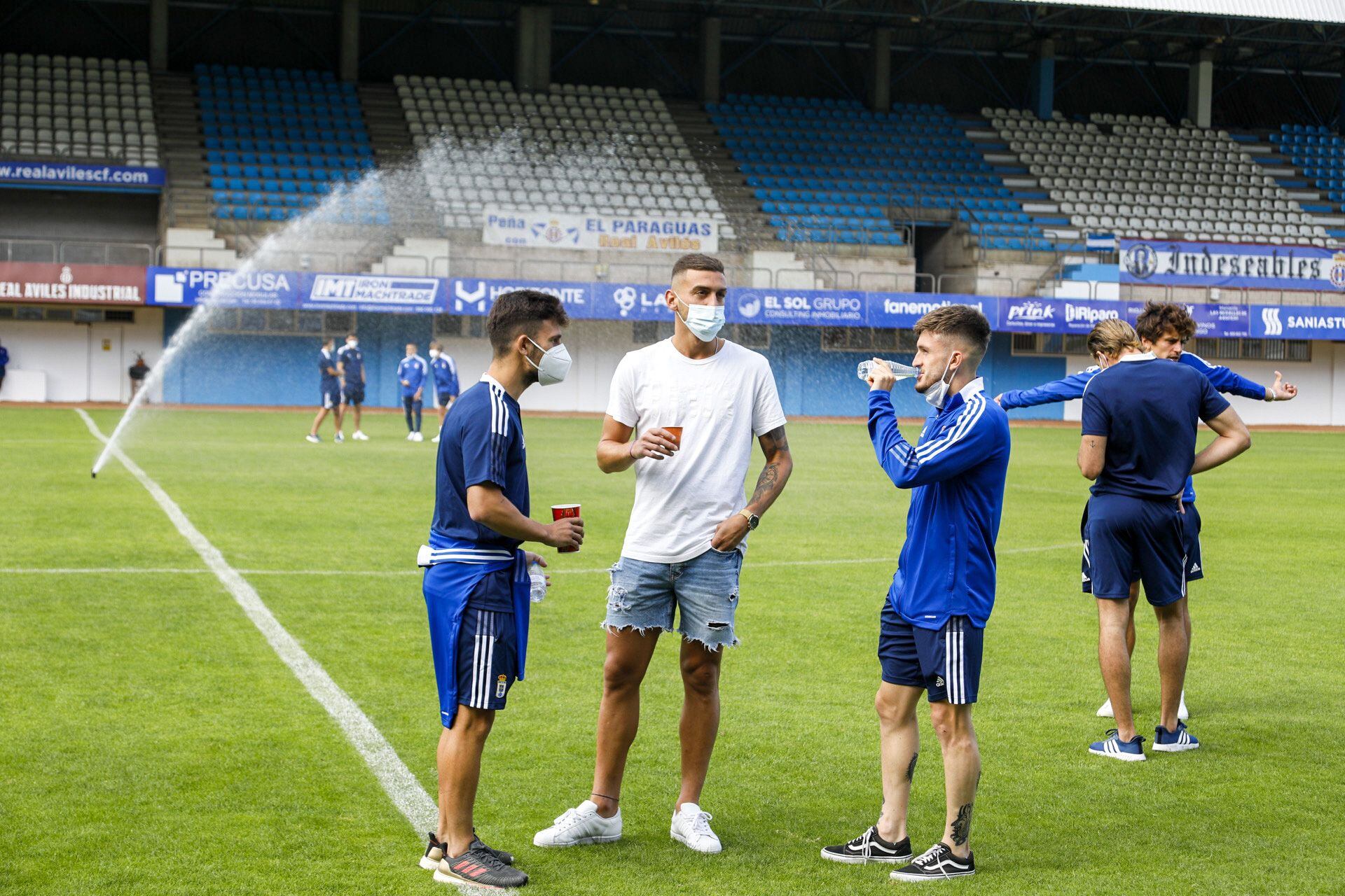 Los jugadores del Real Oviedo en el Suárez Puerta