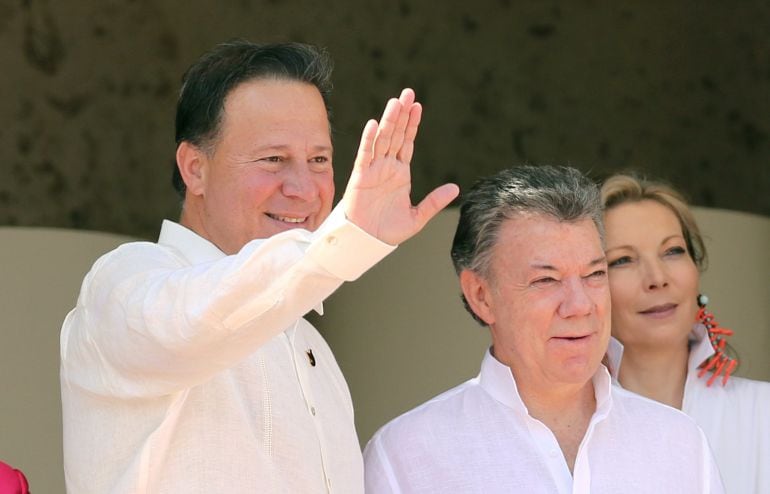 El presidente de Colombia, Juan Manuel Santos junto a su homólogo de Panamá, Juan Carlos Varela  durante la instalación de la XXV Cumbre Iberoamericana de Jefes de Estado y de Gobierno