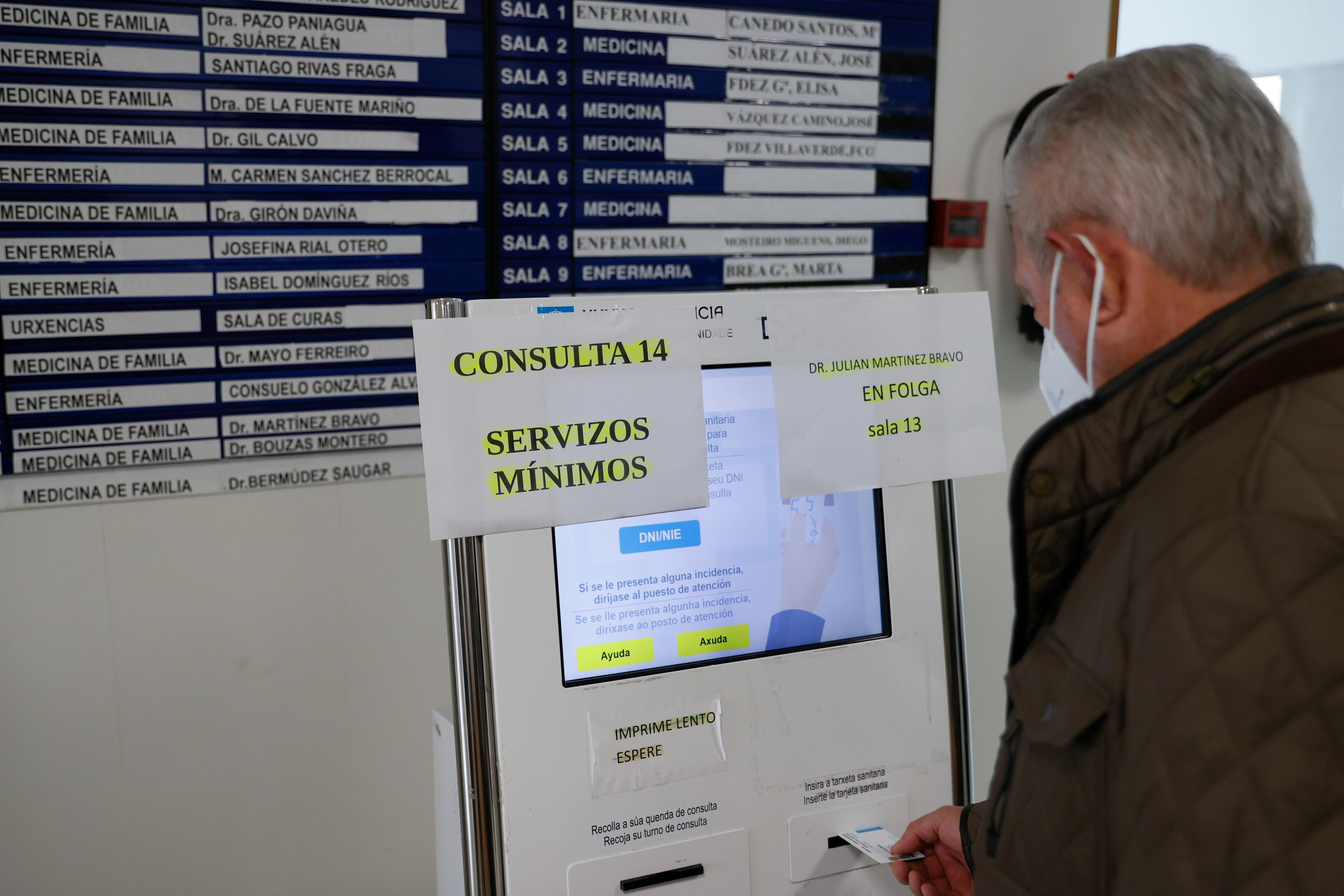 SANTIAGO DE COMPOSTELA, 11/04/2023.- Un paciente trata de conseguir una cita en su centro de salud, en Santiago de Compostela. Los médicos de Galicia están en huelga indefinida desde esta medianoche, que se suma a la que reanudaron ayer los sanitarios de Ceuta y Melilla tras el parón de la Semana Santa. EFE/ Lavandeira Jr