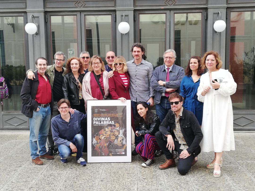 El elenco de Divinas Palabras posa ante la fachada del Teatro Villamarta.