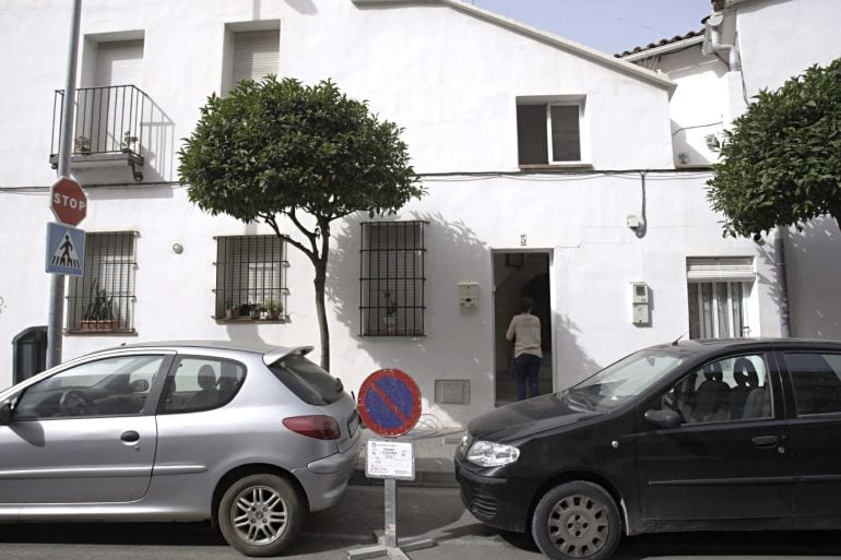 Puerta de acceso a la vivienda donde ha ocurrido el trágico suceso