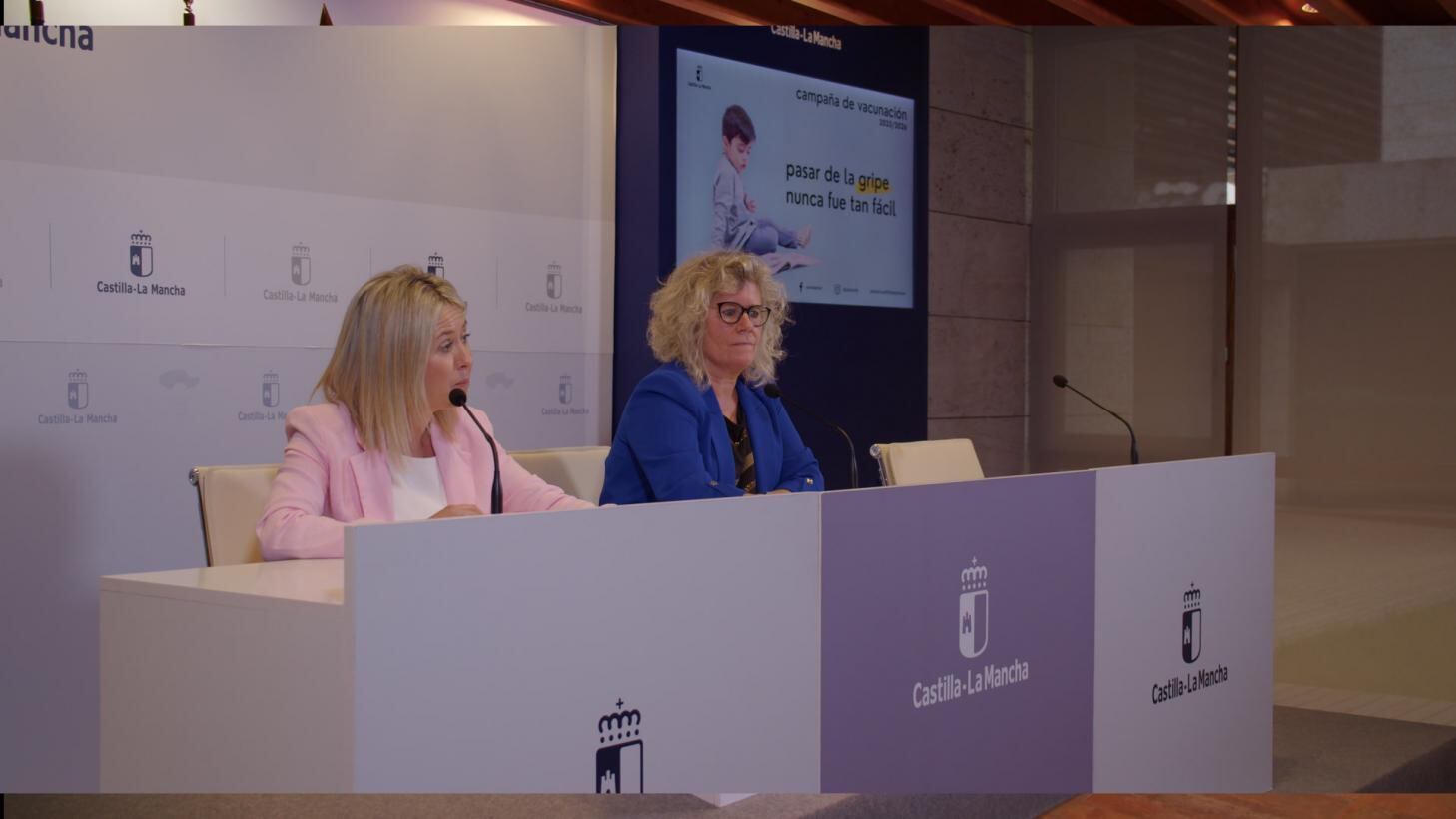 La directora general de Cuidados y Calidad del SESCAM, Monserrat Hernández, y la directora general de Salud Pública, Laura Ruiz, en rueda de prensa