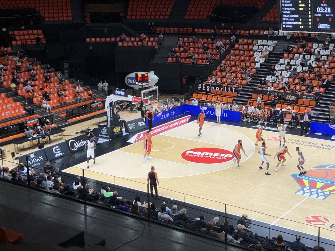 Partido VBC-ASVEL de Euroliga con público en la Fonteta.