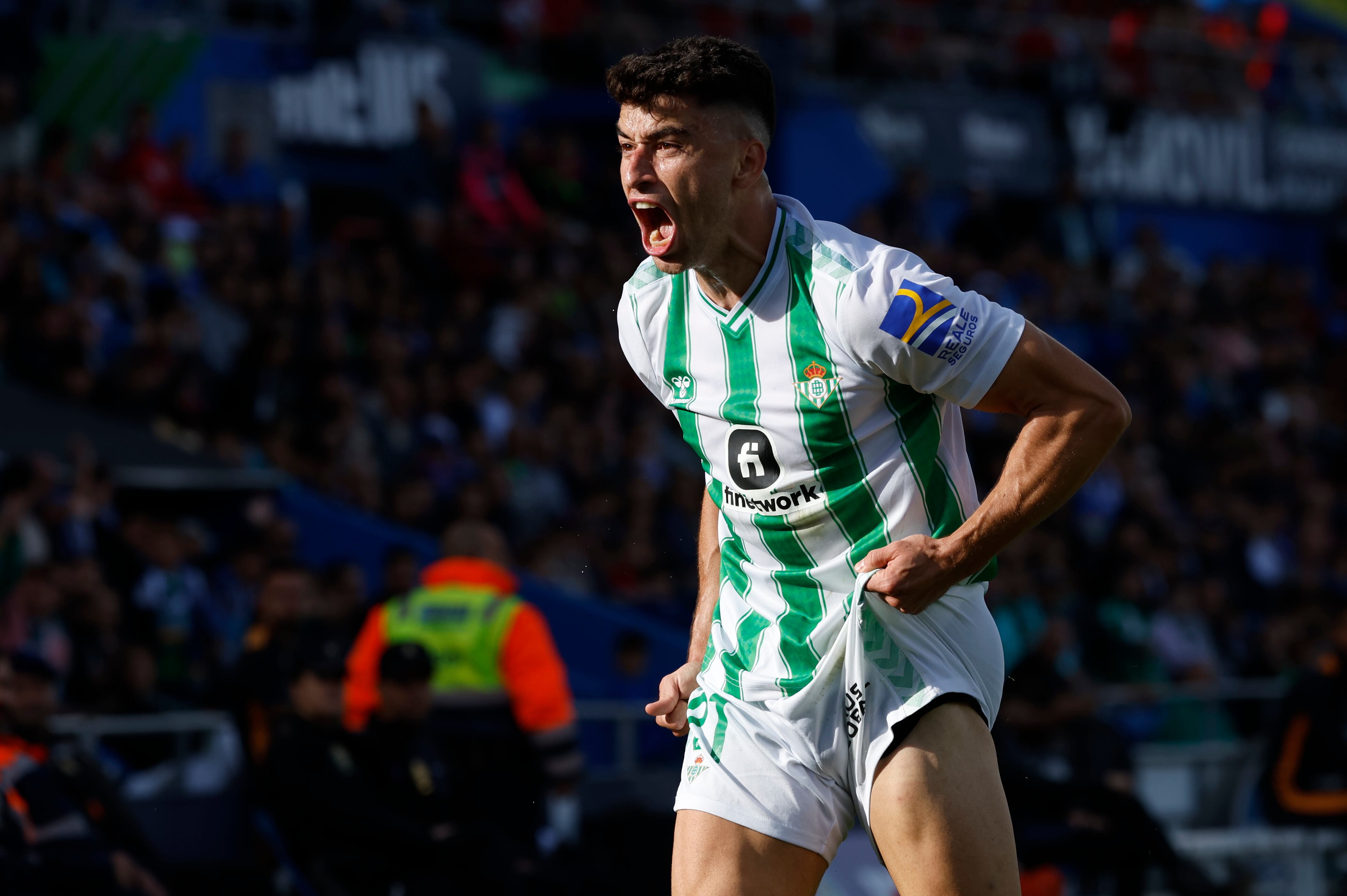 GETAFE (MADRID), 21/10/2023.- El centrocampista del Real Betis Marc Roca protesta una acción durante el partido de LaLiga entre el Getafe y el Betis, este sábado en el Coliseum. EFE/ Mariscal