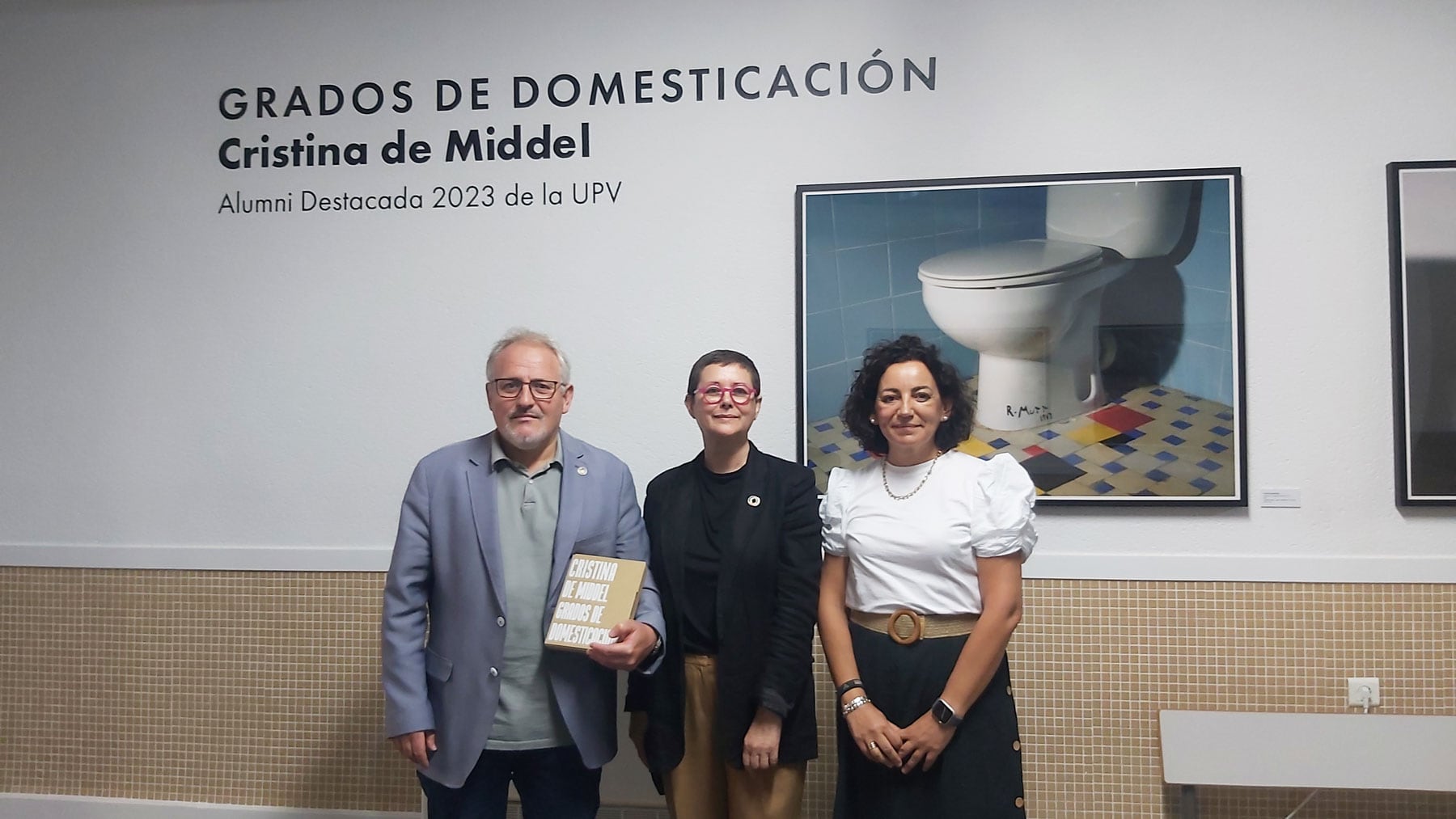 Un instante del acto de inauguración de la exposición en el hall y uno de los pasillos del aulario de Ferrándiz