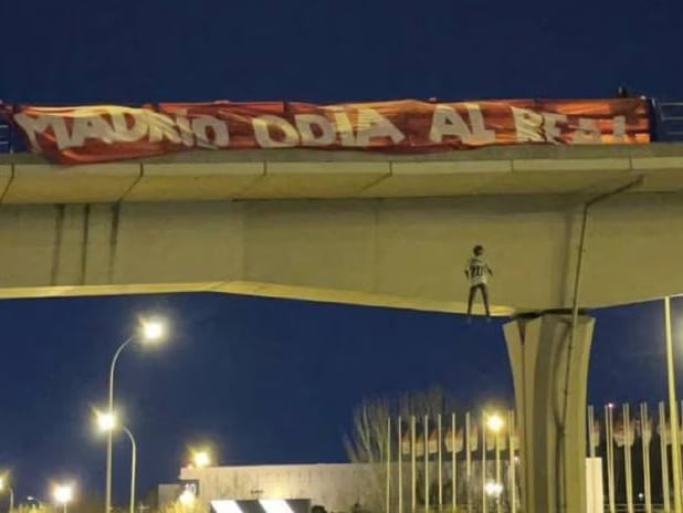 Pancarta de &#039;Madrid Odia al Real&#039; y el muñeco de Vinicius