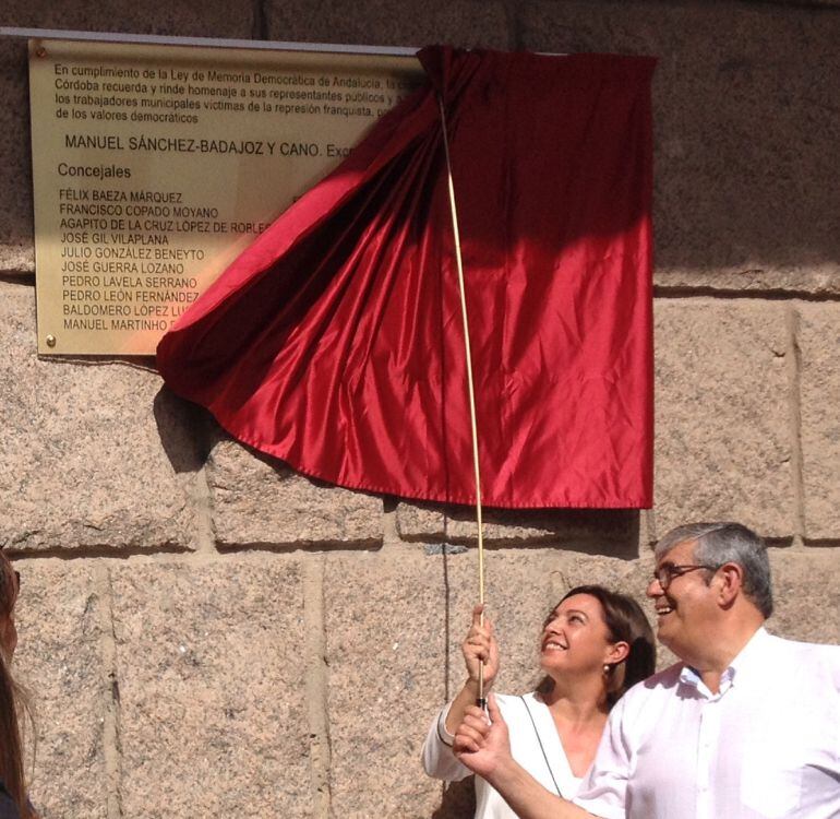 Isabel Ambrosio y el nieto de Sánchez-Badajoz, Manuel Polo, descubren la placa conmemorativa en el acto central de la celebración del 14-J 