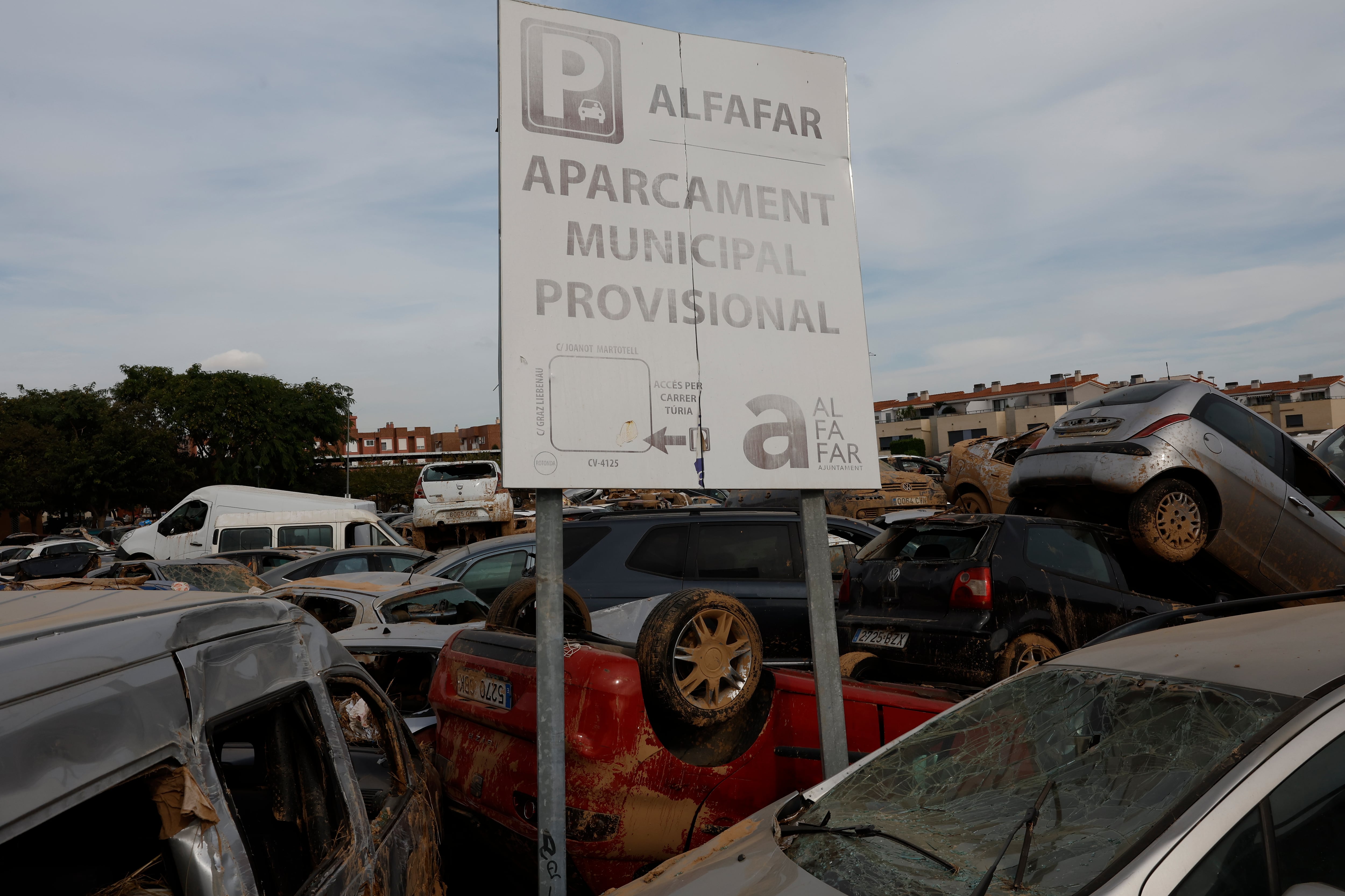 ALFAFAR (VALENCIA), 08/11/2024.- Deposito provisional de coches arrasados por las riadas en un aparcamiento municipal de Alfafar (Valencia). EFE/Chema Moya