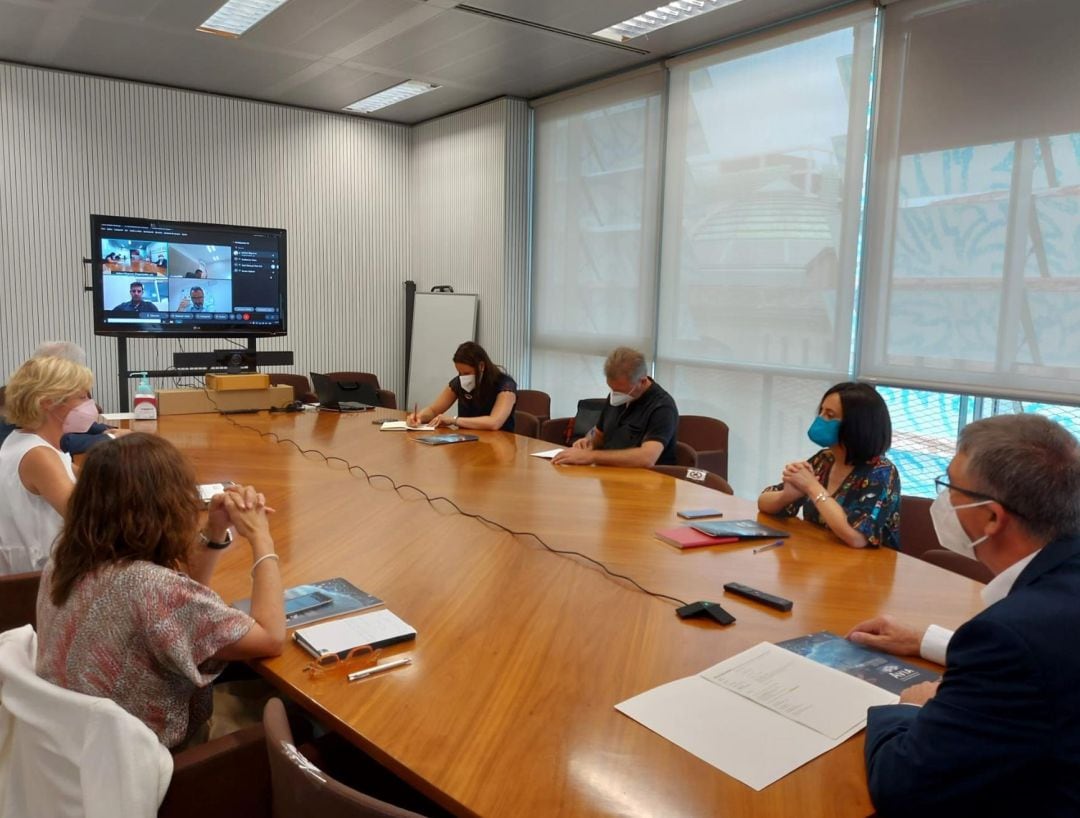 La presidenta del &quot;cluster&quot; de Automoción de la Comunitat Valenciana, Mónica Alegre, junto a la gerente e la entidad, Elena Lluch, ha presentado al conseller de Economía, Rafael Climent, las líneas estratégicas del sector. 