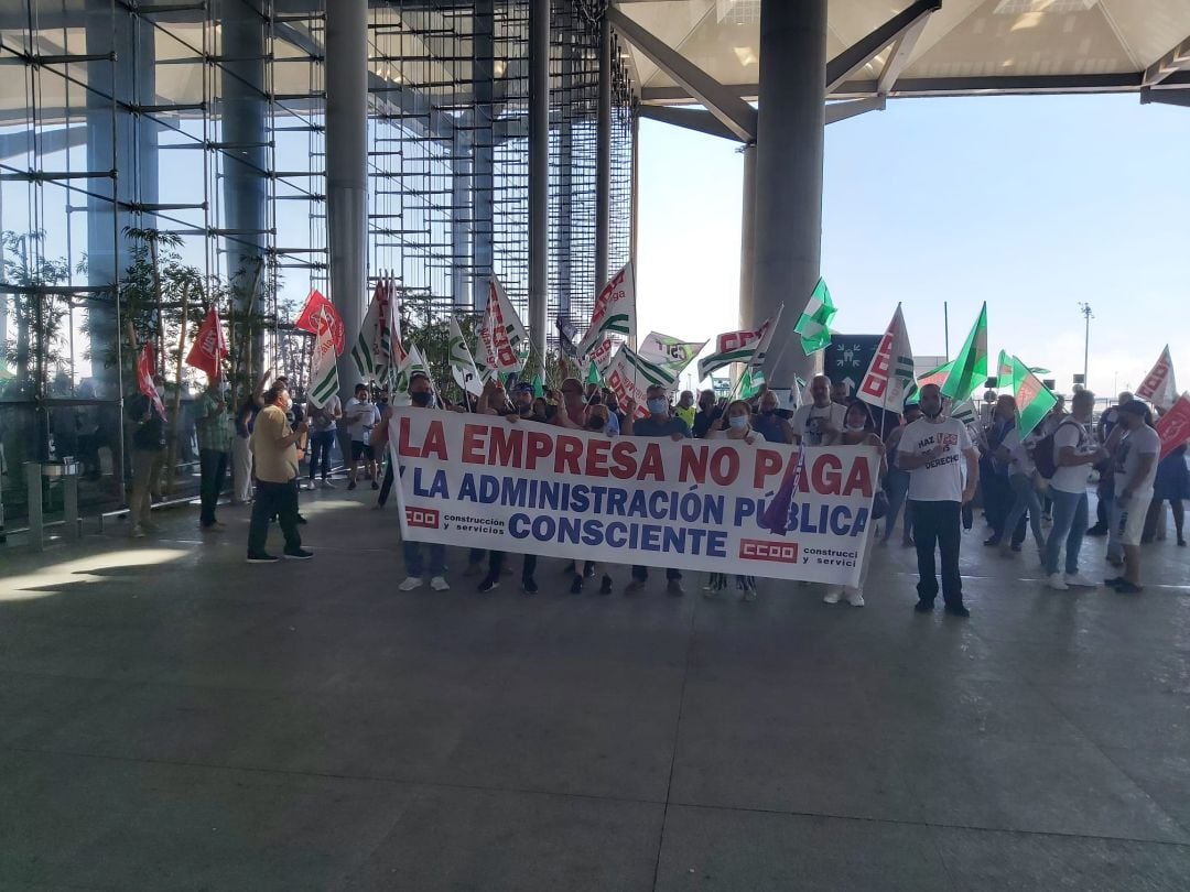 Concentración ante la entrada de la Terminal 3 del aeropuerto de Málaga