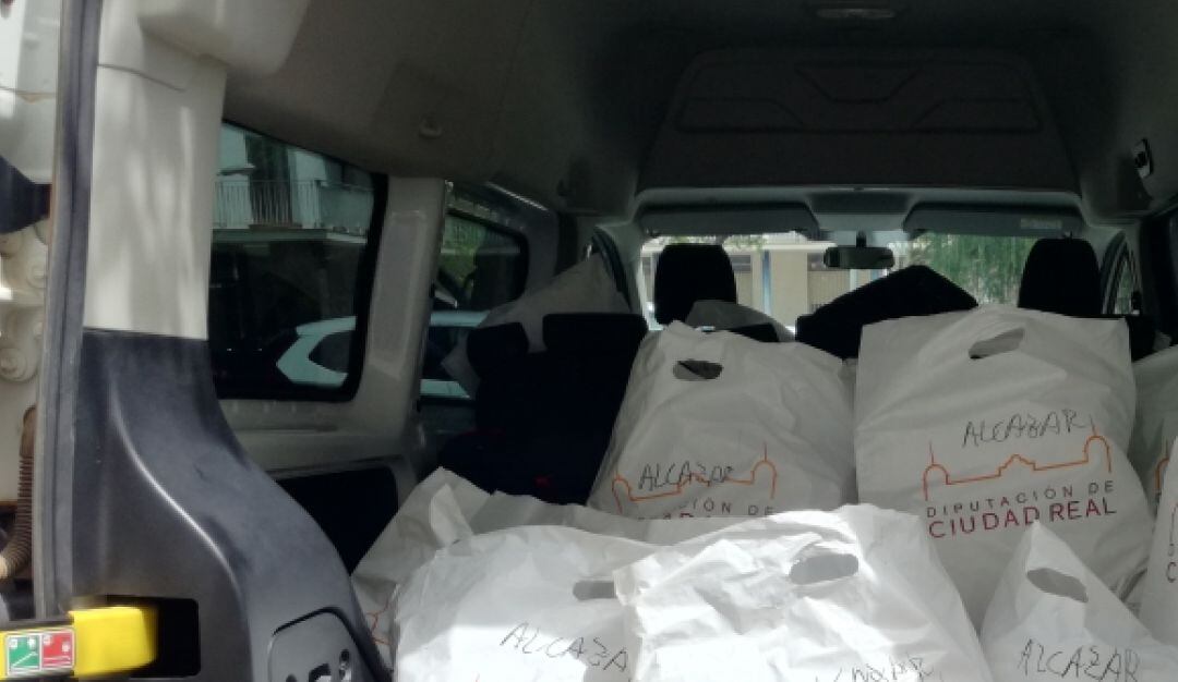 Paquetes con los trajes de protección individual que se enviarán a 89 municipios de menos de 10.000 habitantes.