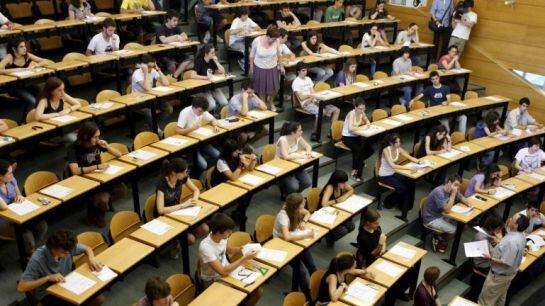 Universitarios durante una clase.