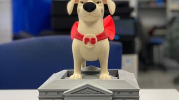 SER Catalunya subasta un 'Perro Sanxe' cedido por el presidente del Gobierno