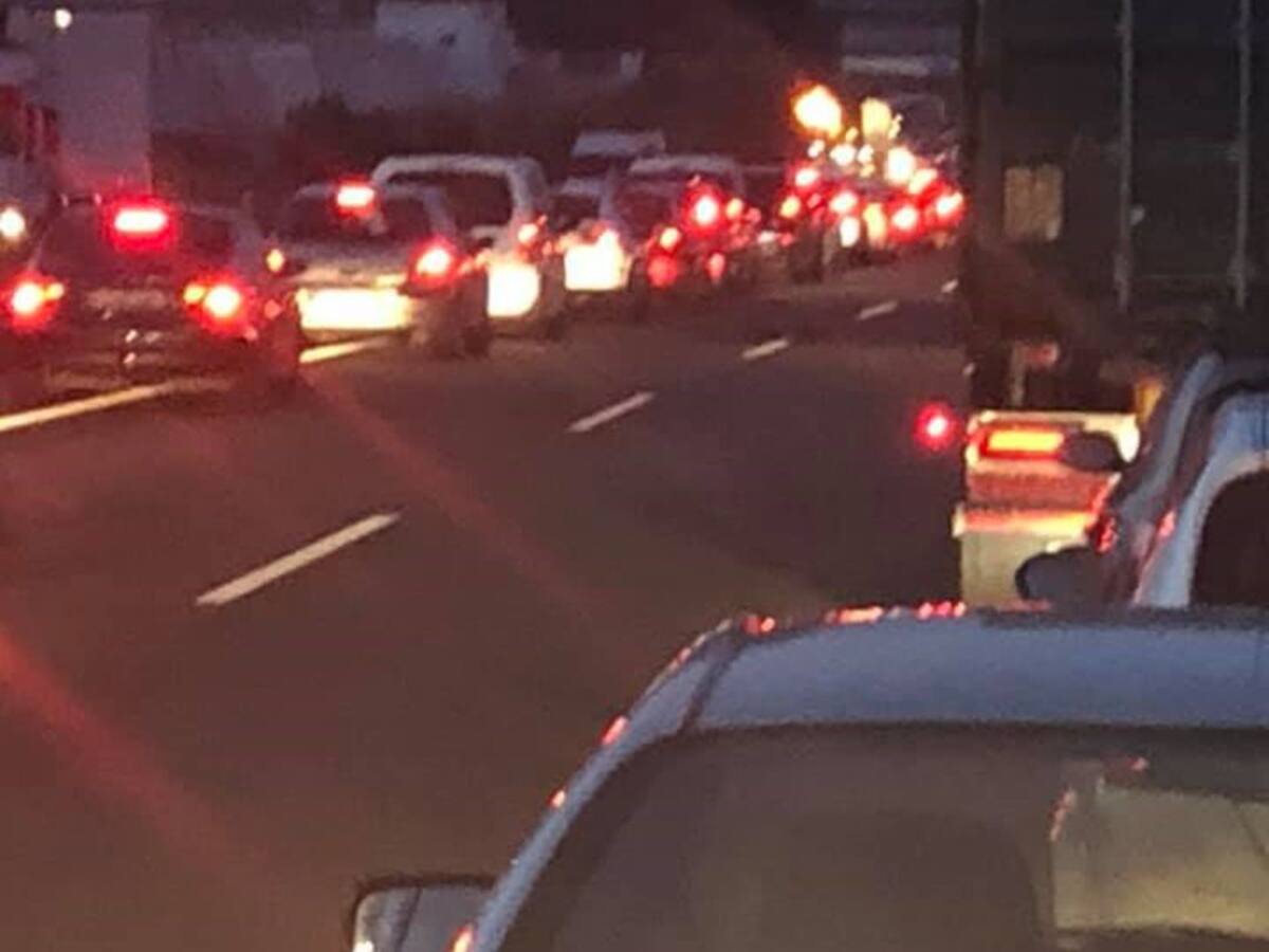 Un camión vuelca y se incendia en la A-31 a la altura de Novelda