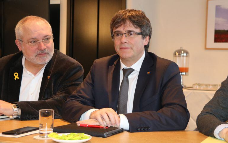 El expresidente Carles Puigdemont y el conseller Lluís Puig, durante un acto en Bruselas