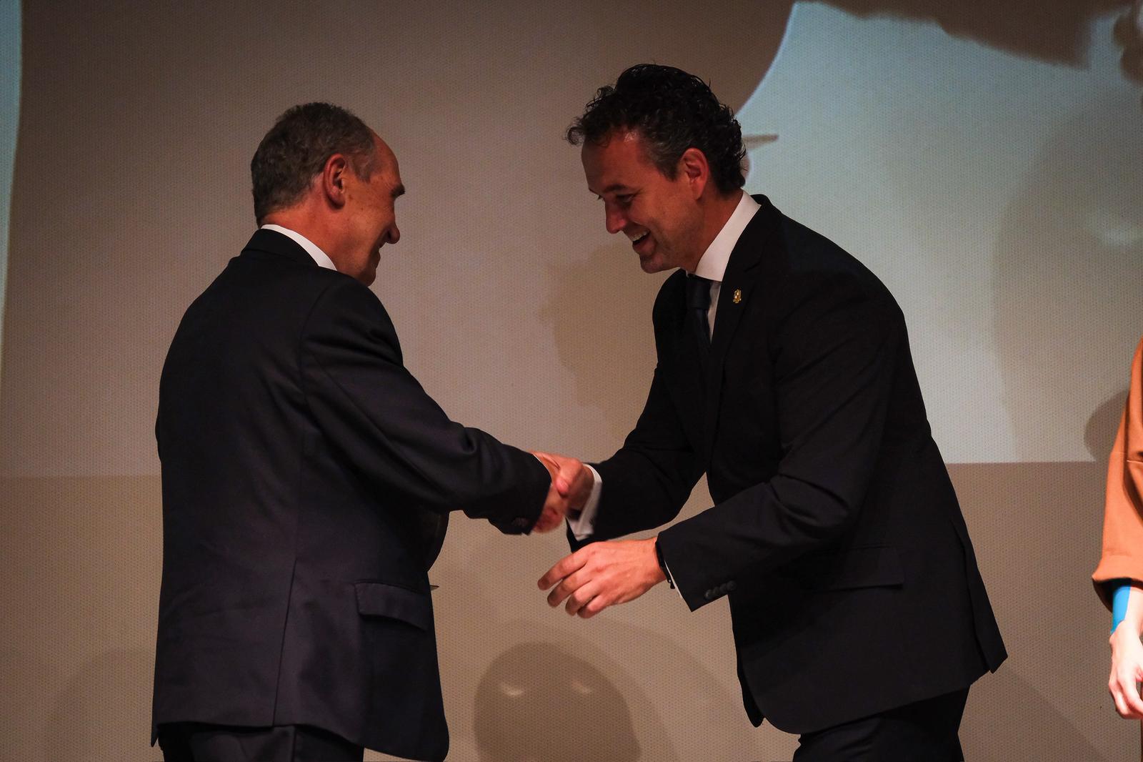 Roque, recibiendo la enhorabuena de Enrique García