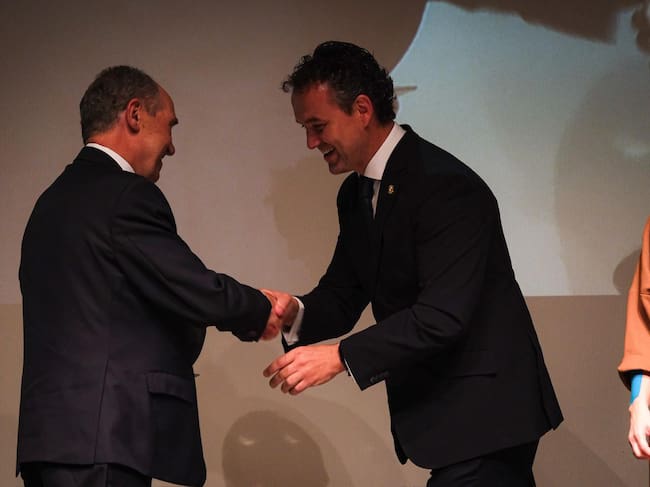 Roque, recibiendo la enhorabuena de Enrique García