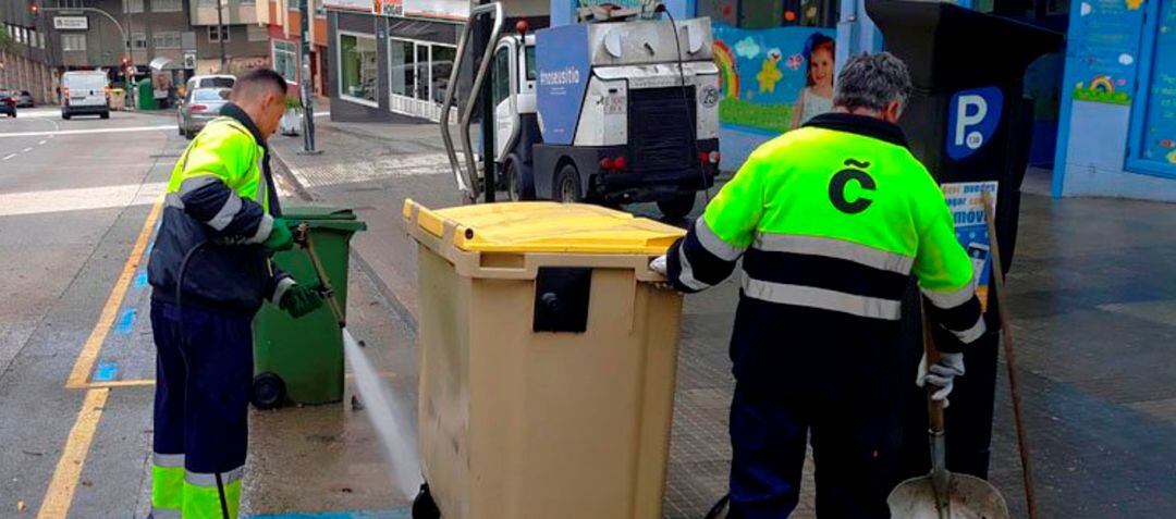 Operarios de limpieza en A Coruña