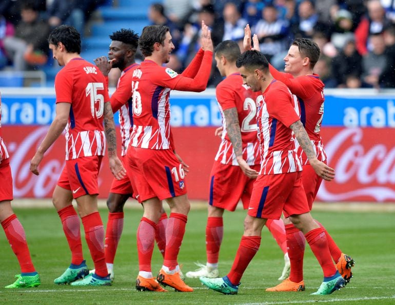 Los jugadores del Atlético de Madrid celebran el gol de Gameiro.