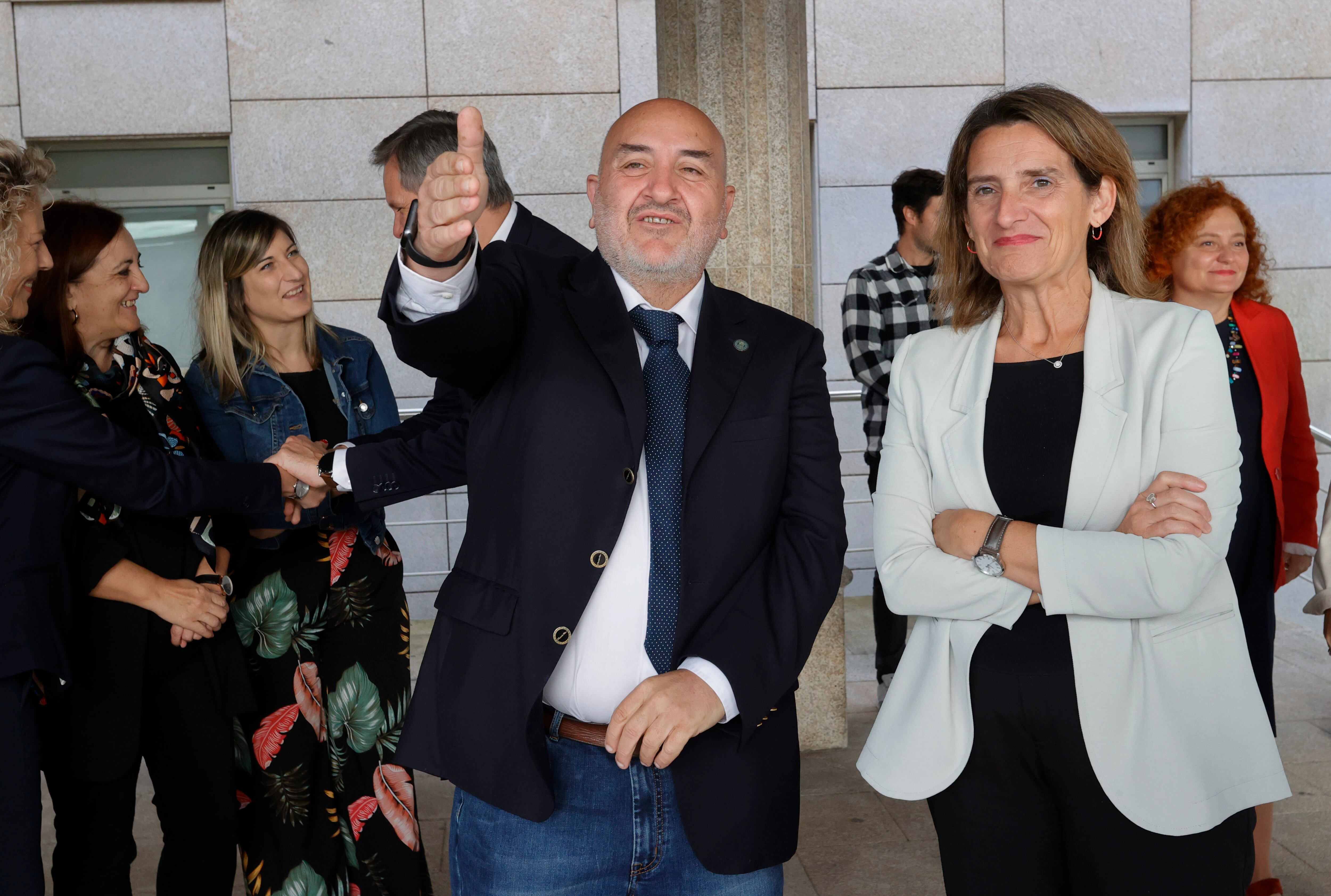 ARES, 06/10/2022.-La ministra de Transición Ecológica, Teresa Ribera, durante su visita al ayuntamiento de Ares, donde ha conocido los proyectos de modernización y mejora de la eficiencia energética del municipio. EFE/ Kiko Delgado