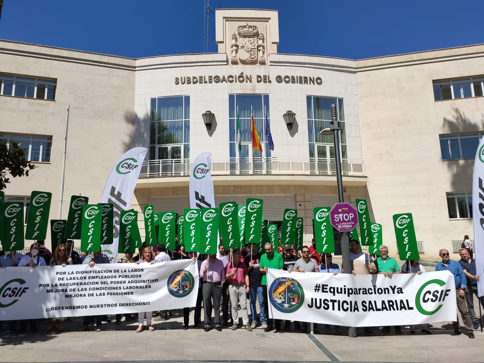 Concentración de CSIF a las puertas de la Subdelegación del Gobierno en la capital jiennense