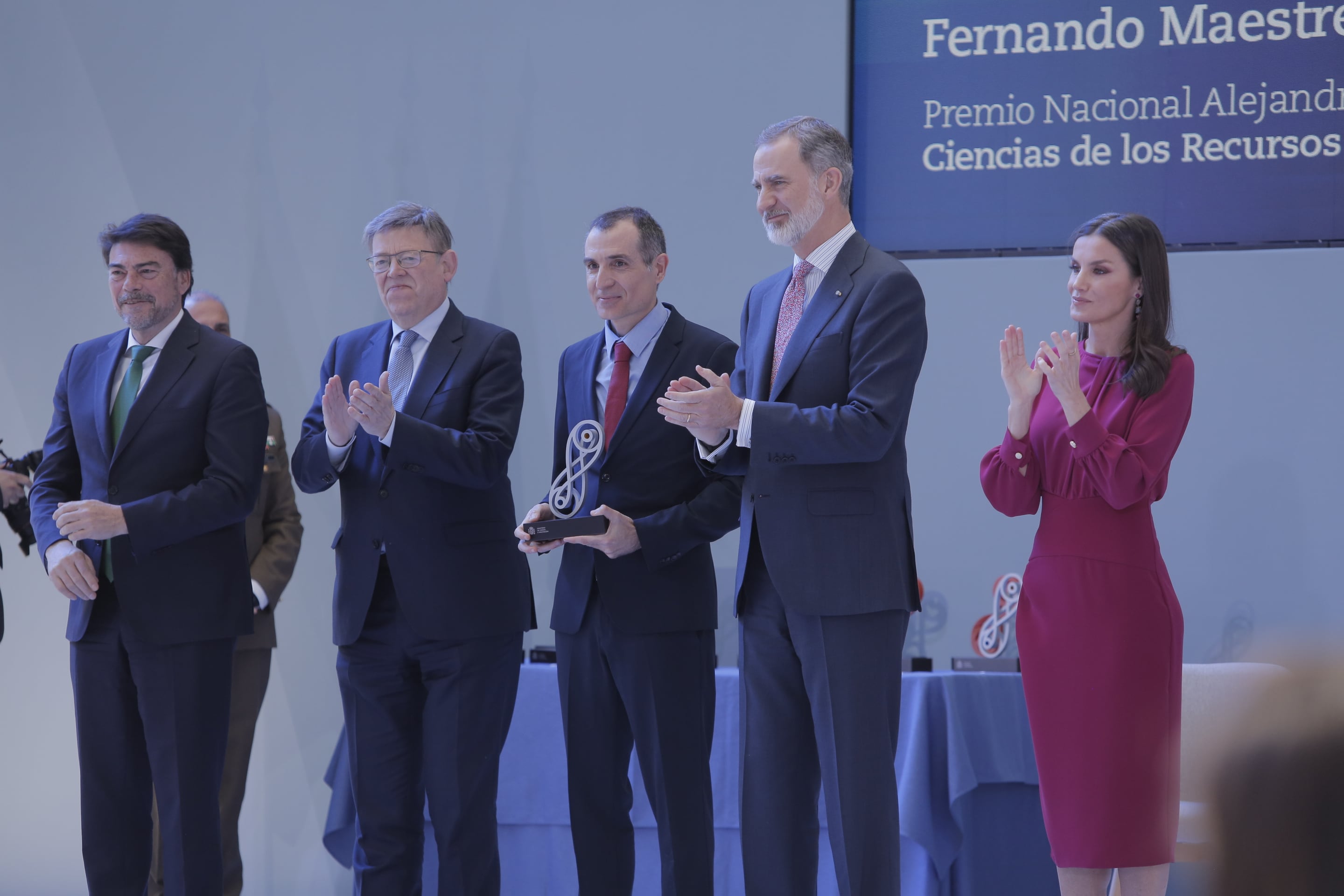 El alcalde Barcala, el president Puig y los Reyes de España durante la entrega del galardón al alicantino Fernando Maestre