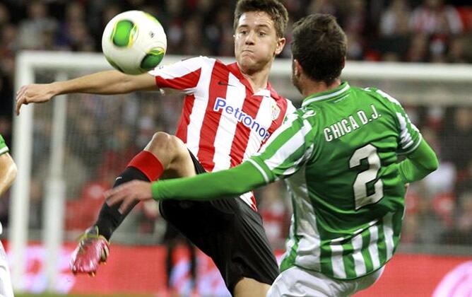 El centrocampista del Athletic Ander Herrera intenta controlar el balón ante el defensa del Betis Chica durante el partido correspondiente a la vuelta de octavos de final de la Copa del Rey jugado en San Mamés.