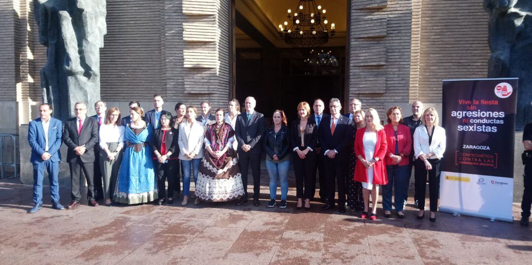 El alcalde de Zaragoza, Jorge Azcón, ha participado en el minuto de silencio contra la última agresión sexual denunciada en Valdespartera. 
