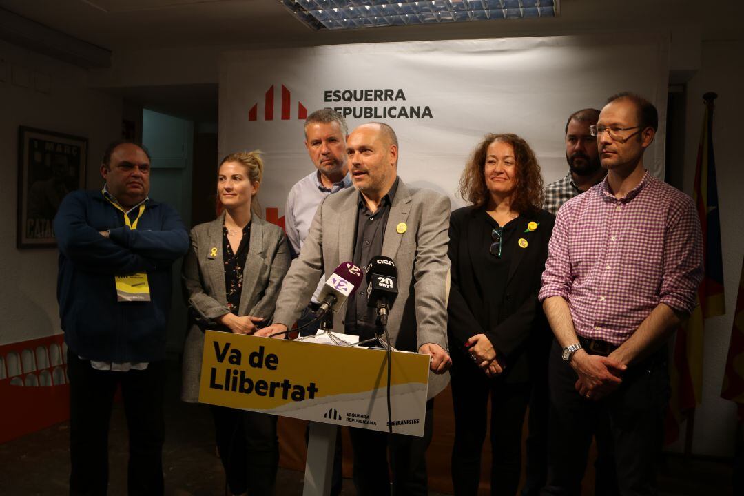 Jordi Salvador i altres membres d&#039;ERC a la seu.