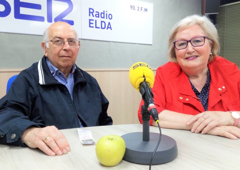 Pepe Arraez y Amelia Verdú, integrantes de "Amigos de Fátima" en Elda, en el estudio de Radio Elda