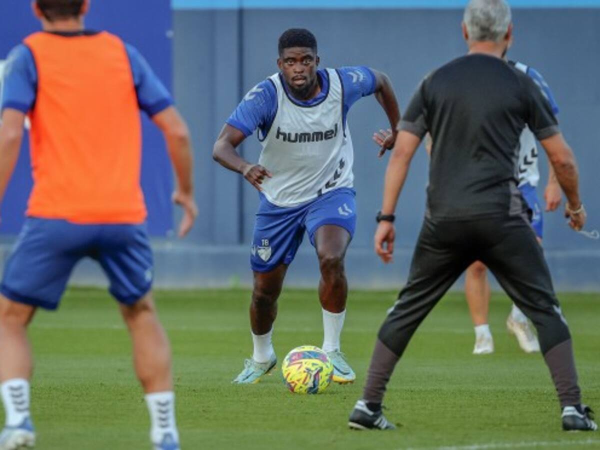 El centrocampista del Málaga Alfred Ndiaye aparece y mañana tiene una cita con el club