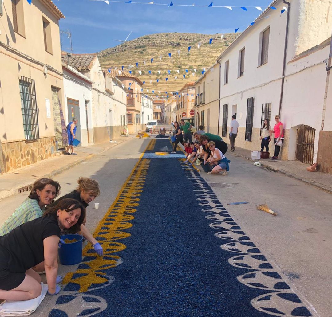 Imagen de una de las alfombras más bonitas realizadas por los vecinos y vecinas de Moral de Calatrava.