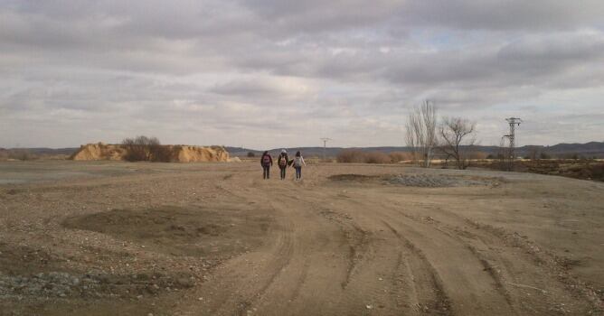 Tres estudiantes volviendo a casa desde el instituto caminando durante una hora y media
