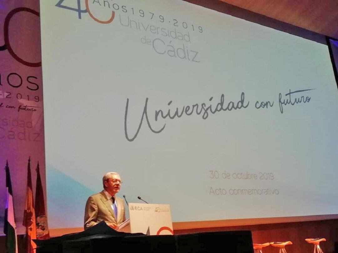 Rogelio Velasco, durante su discurso en el 40 aniversario de la UCA