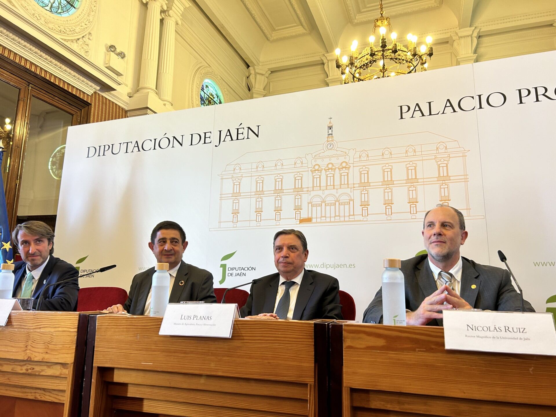 De izqda a dcha, el presidente del COI, Jaime Lillo; el presidente de la Diputación de Jaén, Francisco Reyes; el ministro de Agricultura, Luis Planas, y el rector de la UJA, Nicolás Ruiz.