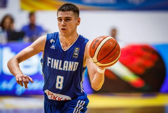 Teemu Suokas con las inferiores finlandesas