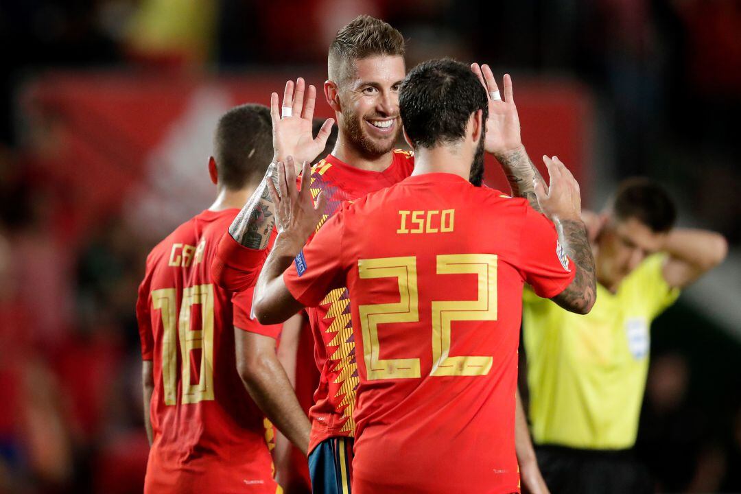 Sergio Ramos e Isco Alarcón se felicitan por la última goleada a Croacia