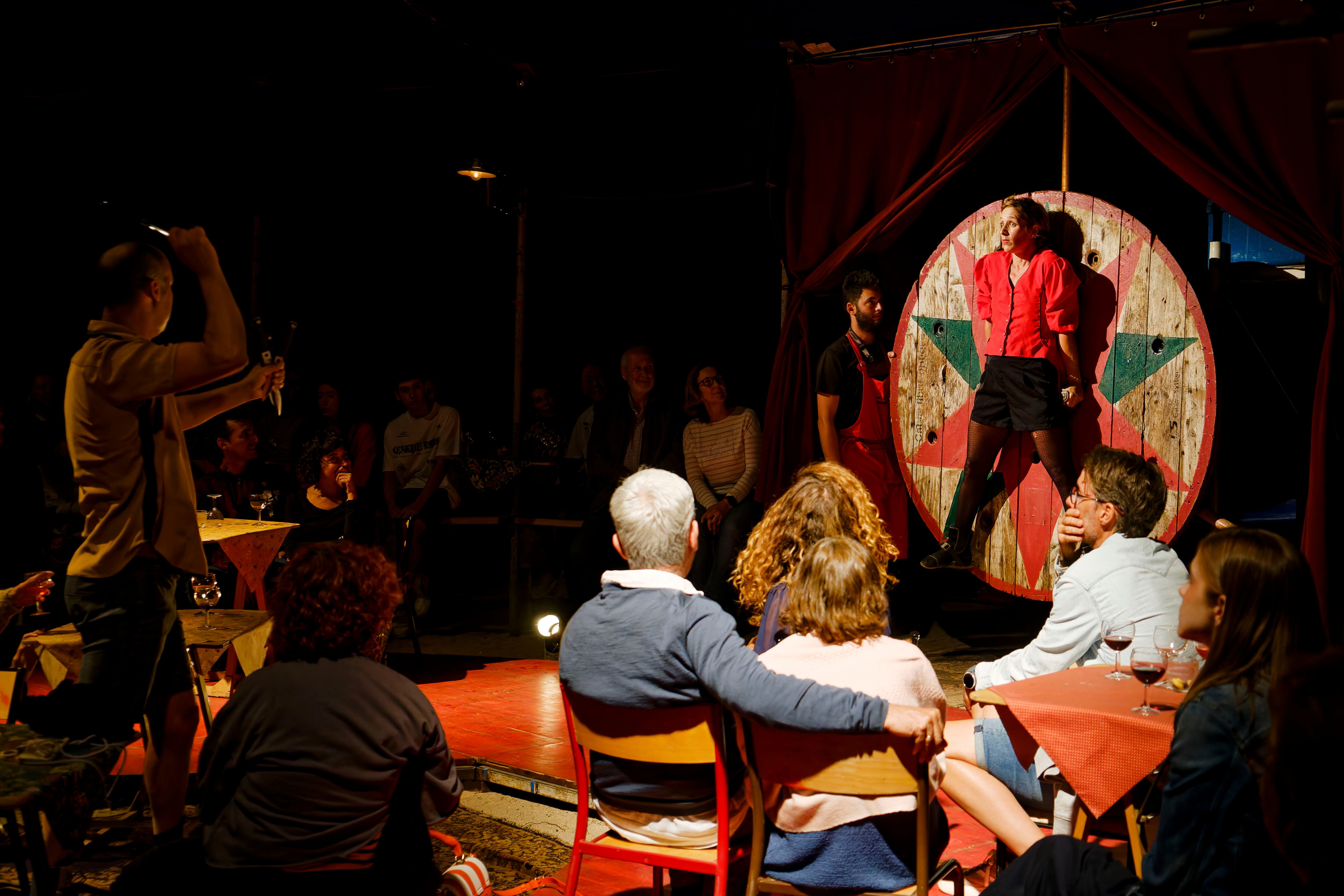 Representación del espectáculo Le cabaret renversé, de la compañía francesa La Faux Populaire, con la que se cierra hoy domingo la decimotercera edición del Festival Internacional de Circo de Castilla y León 'Cir&Co' en Ávila. 