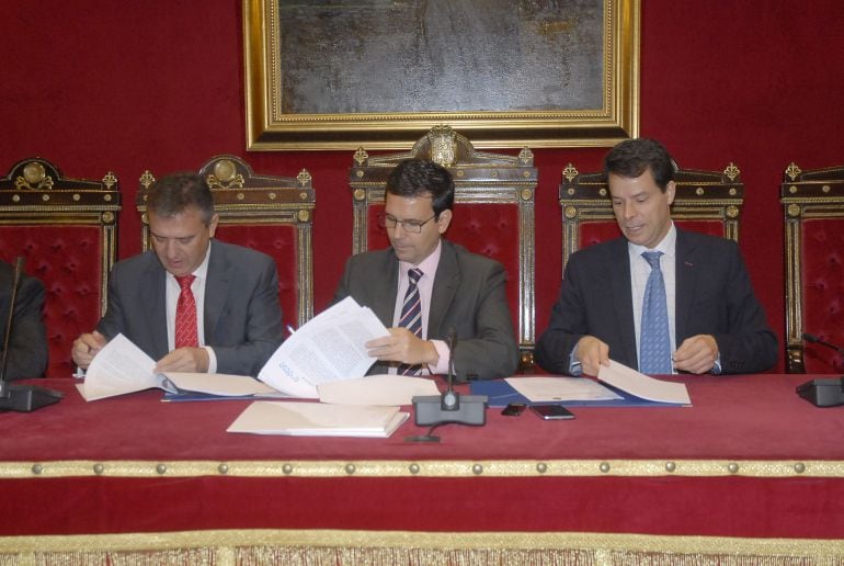 Firma del convenio entre Emasagra y Endesa con el Ayuntamiento de Granada. 