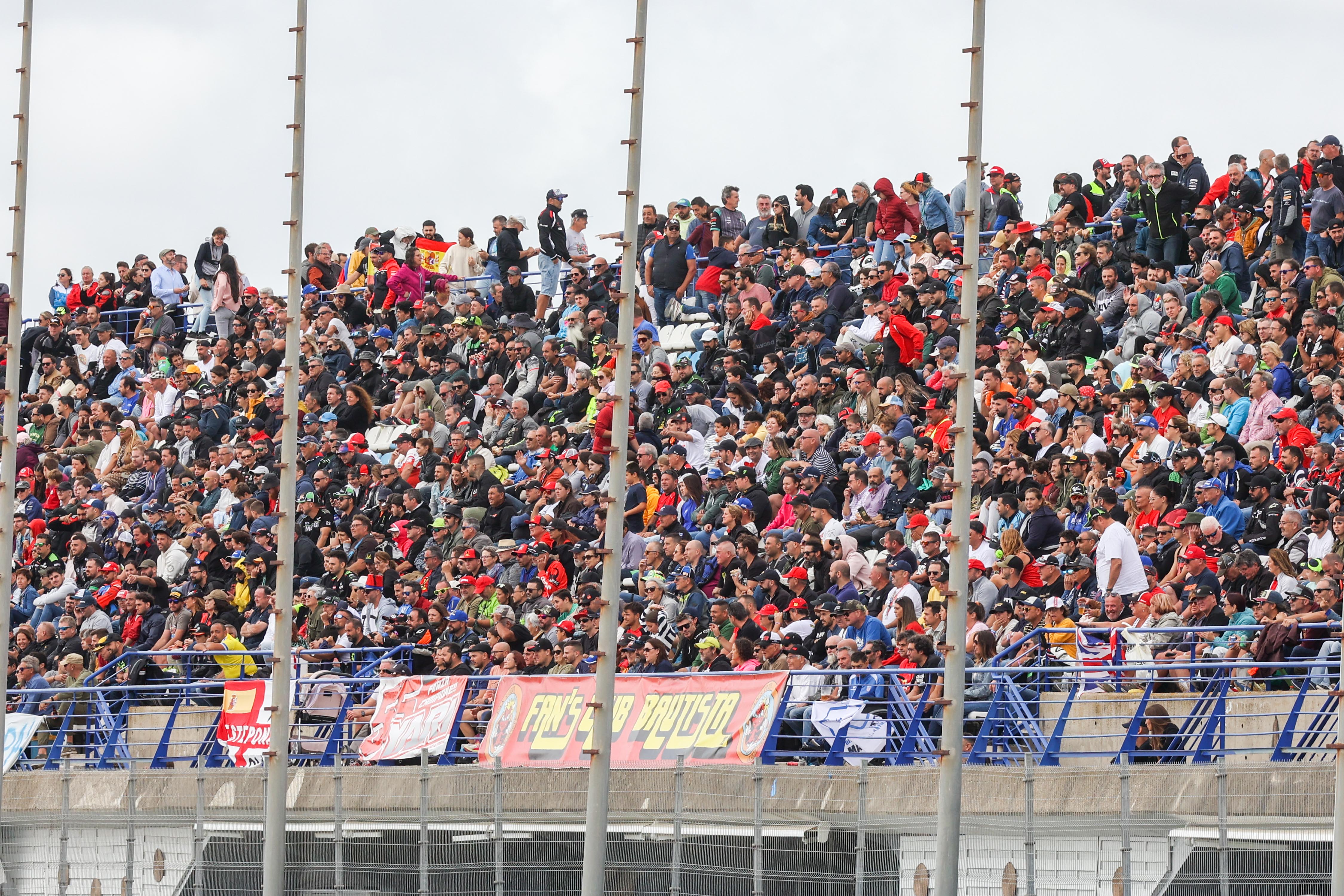 Aficionados llenando una de las gradas del circuito de Jerez