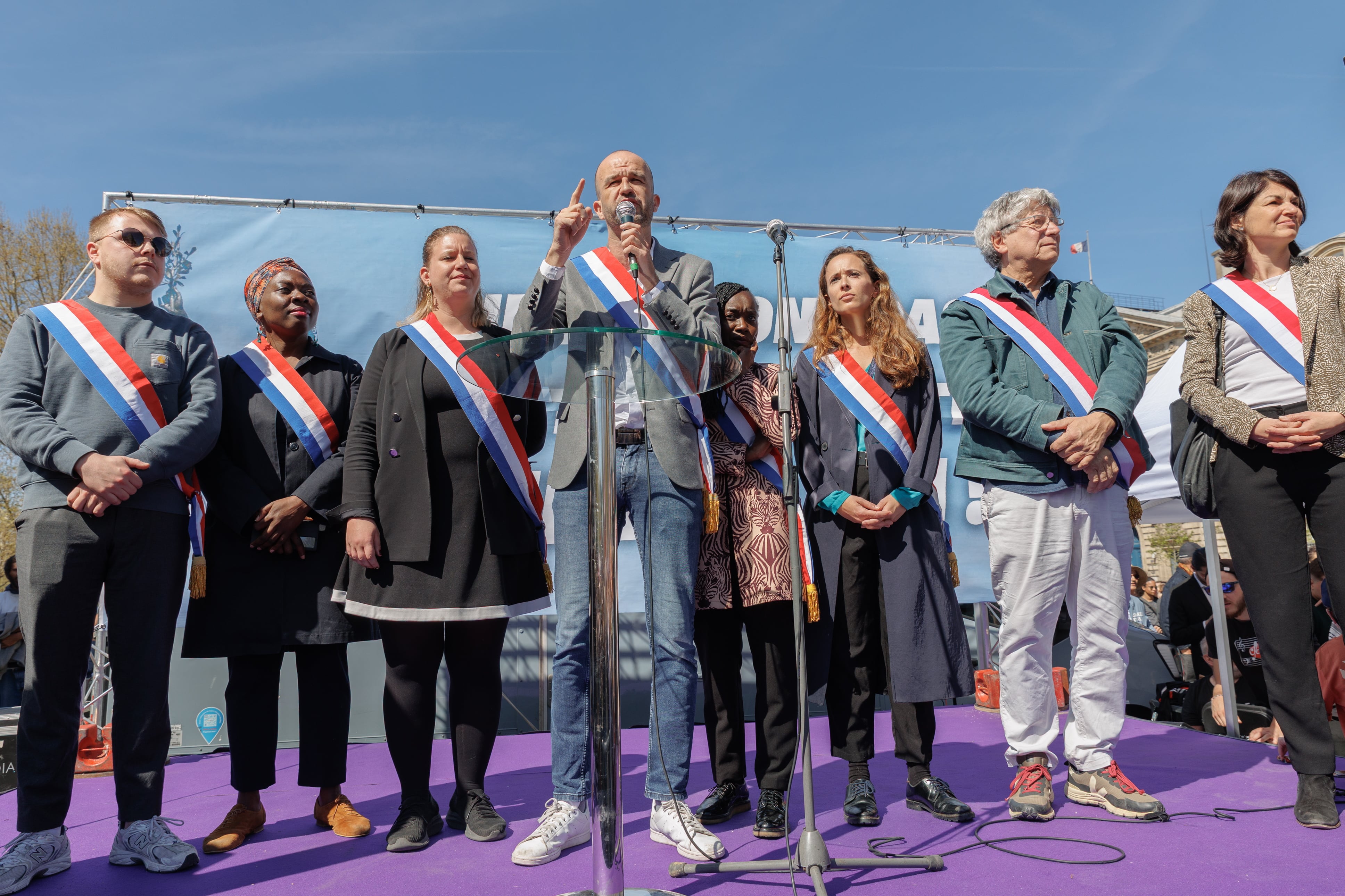 El coordinador del partido de izquierda francés La Francia Insumisa (LFI), Manuel Bompard (der.), habla junto a la presidenta del grupo parlamentario La Francia Insumisa - Nuevo Frente Popular, Mathilde Panot, durante una protesta contra la Agrupación Nacional tras la condena de la líder del partido de extrema derecha Marine Le Pen, en la plaza de la República, París, Francia, el 6 de abril de 2025. EFE/EPA/SADAK SOUICI