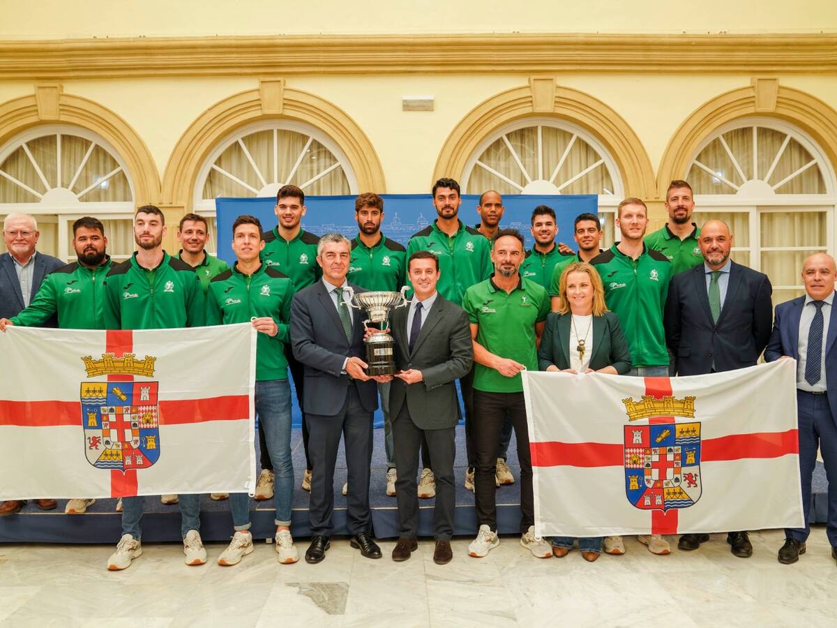 Unicaja Voleibol Costa de Almería brinda en Diputación su título de Superliga