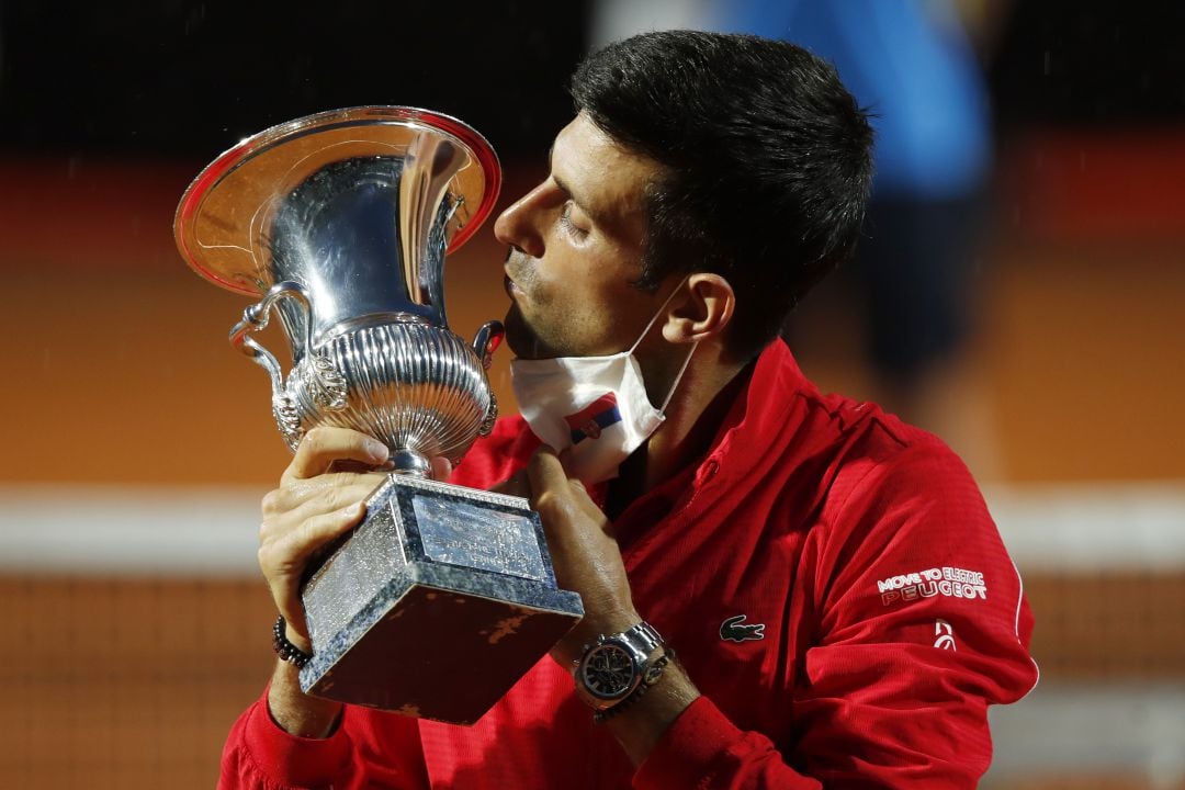 Novak Djokovic besa el trofeo de campeón del Masters 1000 de Roma