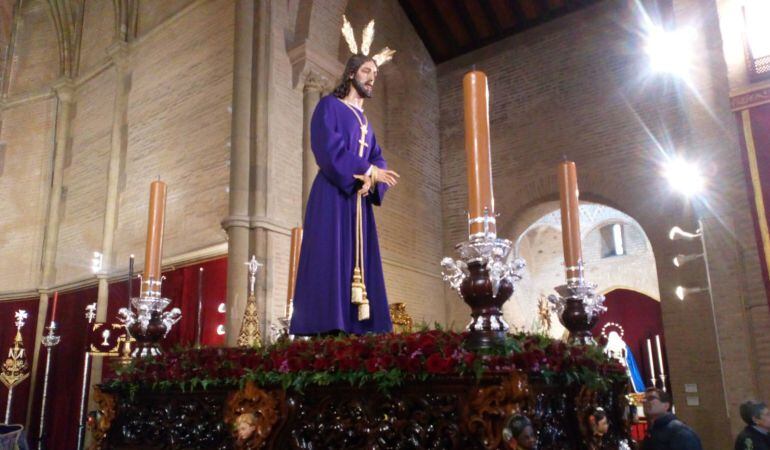 El Cautivo de Torreblanca, ya sobre sus andas de salida, en el interior de la iglesia de Santa Marina