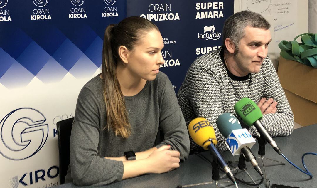 Judith Sans e Imanol Álvarez en la sala de prensa de Bidebieta