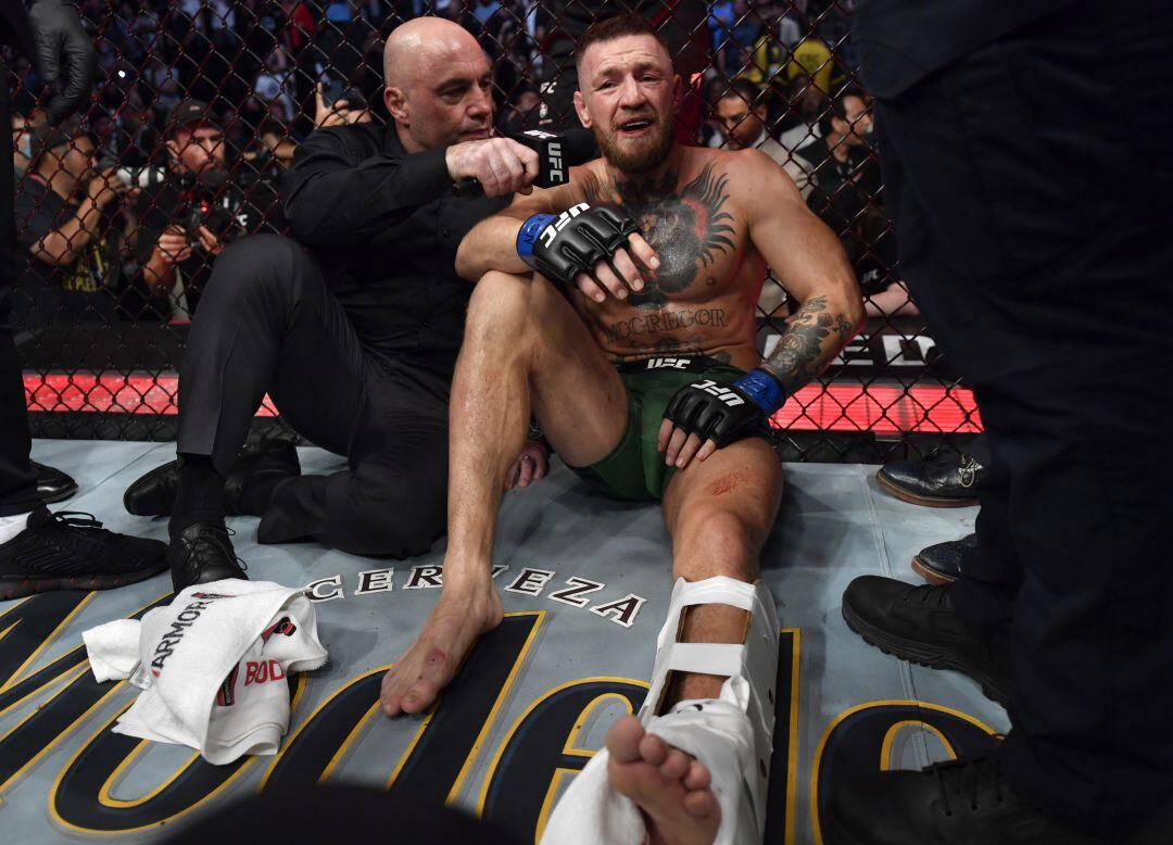 Conor McGregor, en el suelo del octógono tras fracturarse la pierna