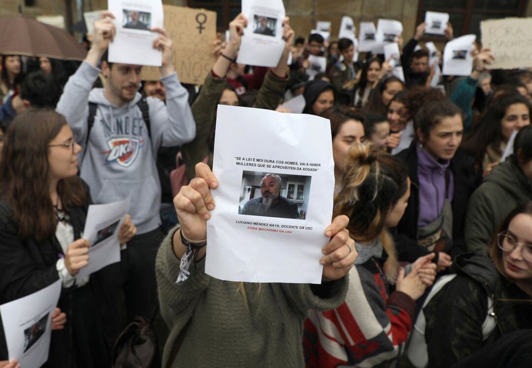 Un grupo de estudiantes muestra carteles denunciando a Luciano Méndez